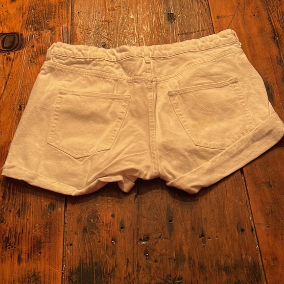 🕸️3/$20 SALE🕸️ White H&M Denim Shorts - Picture 2 of 2